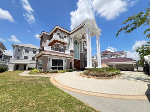 Queen Villa  for RENT 🏡! • Location: Borey Peng Huoth Meragarden50m AEon3 Mall