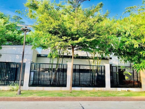 Spacious Corner Link House for Sale in Chroy Chongva Area, 6A