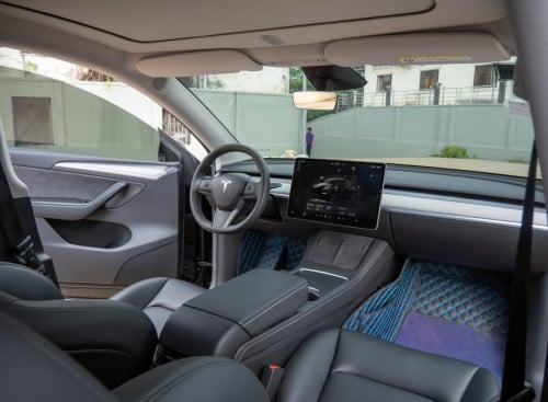 Tesla Model Y 2024 Long Range 530km ស្លាកលេខ តម្លៃ $42000 ចចារ