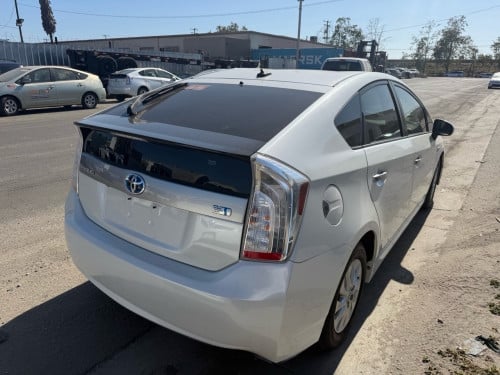 Toyota Prius 2014 plug in ឃ្មុំស៊ីន