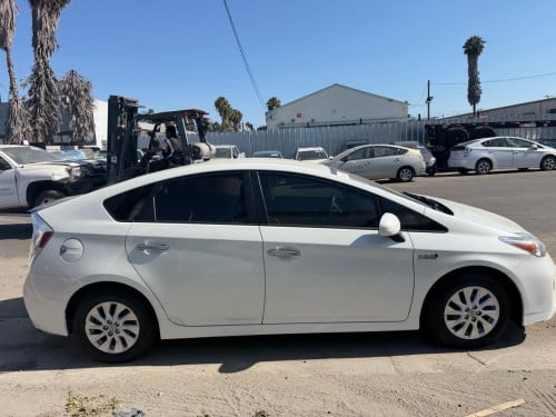 Toyota Prius 2014 plug in ឃ្មុំស៊ីន