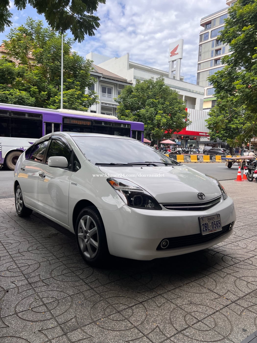 TOYOTA PRIUS 2006. Full. Up. Turning