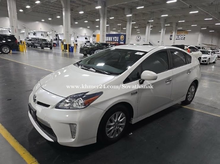 Toyota Prius 2014 plug in ឃ្មុំស៊ីន
