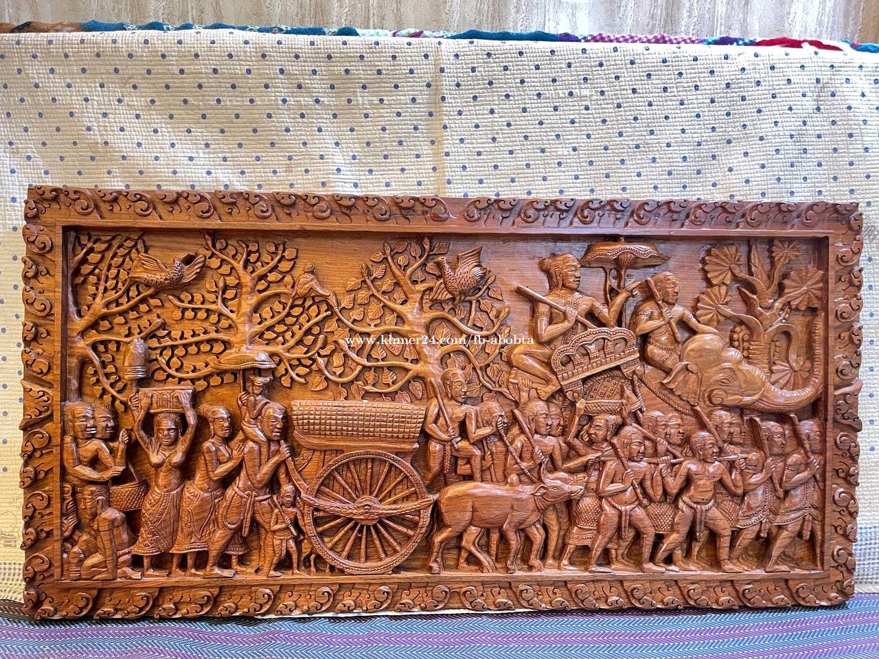 គ្រឿងឈើបេងប្រណិត មាន៣ផ្ទាំង មានរូបដឹកស្បៀងតូច រូបអង្គវត្ត នឹងរូប ធំជាងគេ រូបដឹក ស្បៀងធំ