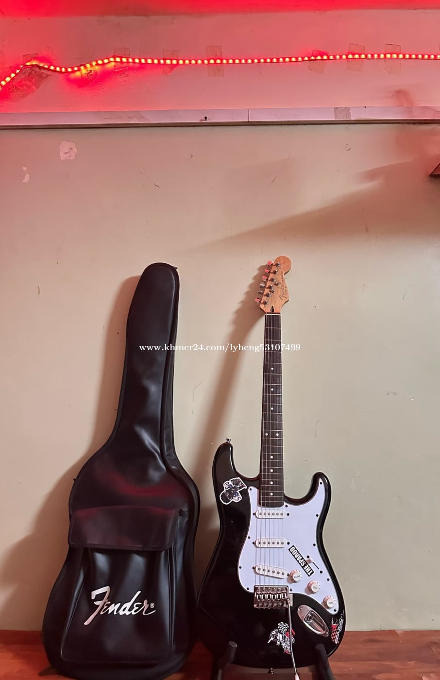 Guitar electric លក់វិញ 75$ ចរចារ ទិញមកអត់មានពេល