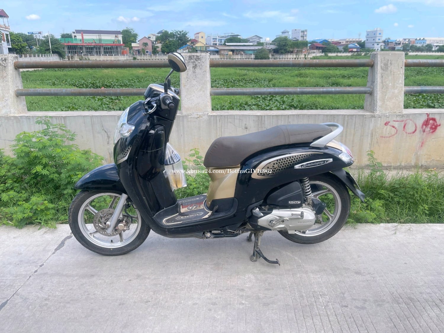 HondaScoopy2018មានពន្ធម្ចាស់ដេីម1300$ទីតាំងភ្នំពេញ 371 ជុី ប ម៉ុង 088 8982 915