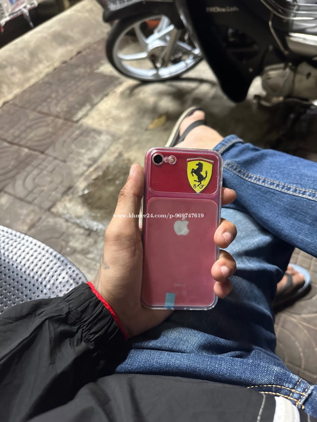 iPhone SE red product សាណុំណែន