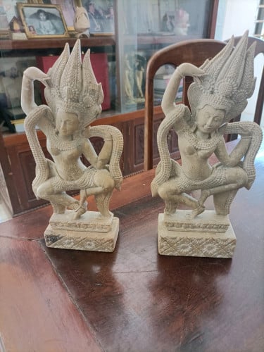 រូបអប្សរា ធ្វើពីថ្មកែវ