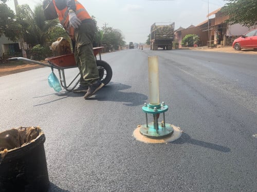 សាងសង់ផ្លូវថ្នល់
