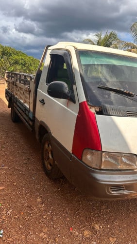 សាំយ៉ុងកាត់ទ្រុងលក់