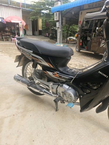 លក់ម៉ូតូជិះផ្ទាល់បងៗប្រញាប់លុយ នៅថ្មីណាស់ម៉ាសុីនសានុំសុីន