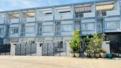 ខ្ញុំចង់លក់ផ្ទះវីឡាកូនកាត់ ផ្ទះថ្មីមុខសួនច្បាក្នុងគម្រោងបុរីសុខសាន្ត