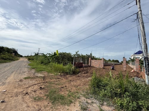 ដីលក់បន្ទាន់ម្ចាស់ផ្ទាល់​ ប្លង់រឹង​ ទឹកតែពេញ3%