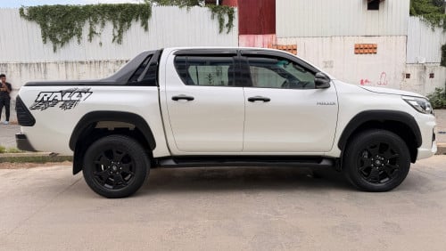ទើបកាត់បានក្តៅៗ Hilux Rally 019 4X4 ហ្សុីន១ជុំ