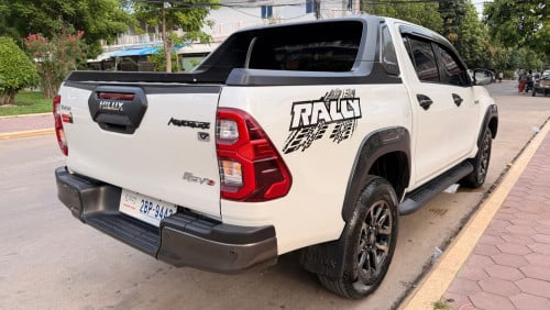 ទើបកាត់បានក្តៅៗ Hilux Rally 022  4X4 ហ្សុីន១ជុំ