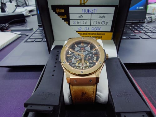 នាឡិការដៃ Hublot Skeleton 35$ នៅមានប្រអប់