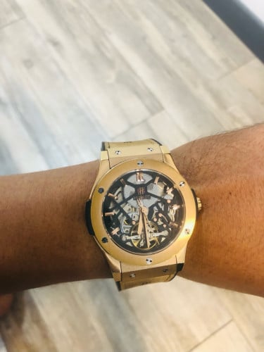 នាឡិការដៃ Hublot Skeleton 35$ នៅមានប្រអប់