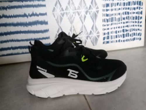 ស្បែកជើង Sport ថ្មី 100% Size 41 (TS/Strong)