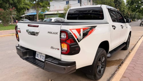 មហាថ្មី Toyota Hilux Revo V-edition 024 ហ្សុីន១ជុំ
