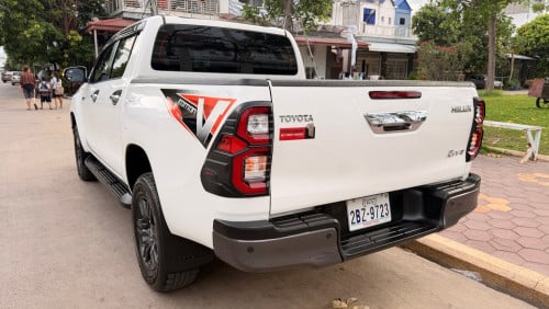 មហាថ្មី Toyota Hilux Revo V-edition 024 ហ្សុីន១ជុំ