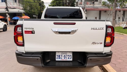 មហាថ្មី Toyota Hilux Revo V-edition 024 ហ្សុីន១ជុំ