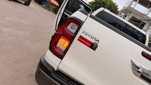 មហាថ្មី Toyota Hilux Revo V-edition 024 ហ្សុីន១ជុំ