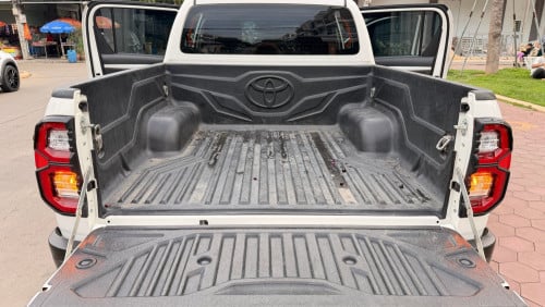 មហាថ្មី Toyota Hilux Revo V-edition 024 ហ្សុីន១ជុំ