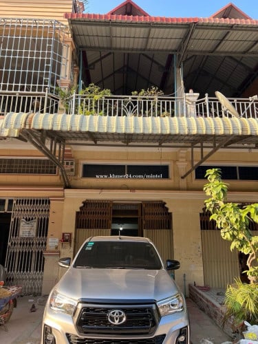ផ្ទះល្វែងត្រពាំងថ្លឹងលក់បន្ទាន់ 排屋子出售 Veng Sreng Area Flat for Sell