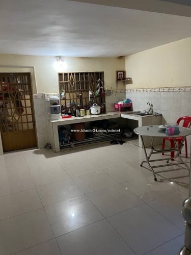 ផ្ទះល្វែងត្រពាំងថ្លឹងលក់បន្ទាន់ 排屋子出售 Veng Sreng Area Flat for Sell