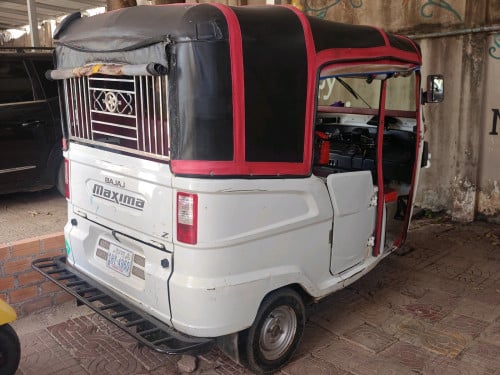 Bajaj Re Maxima z