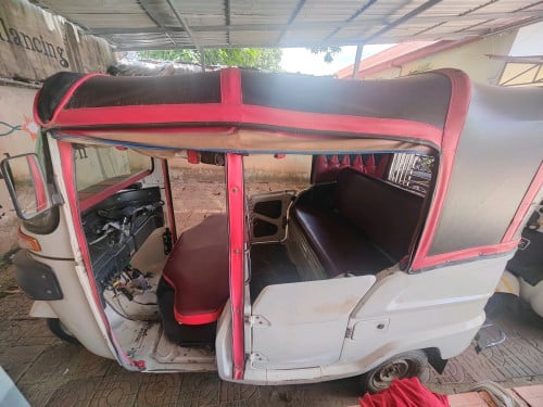 Bajaj Re Maxima z