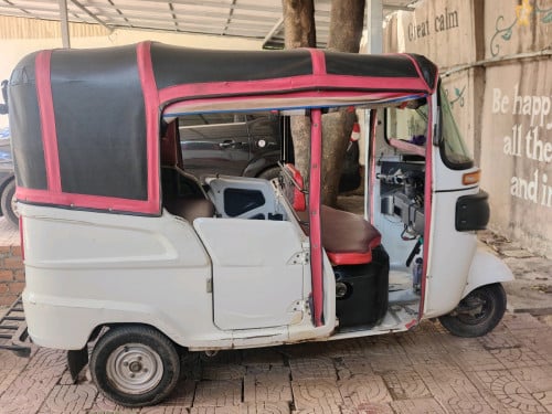 Bajaj Re Maxima z