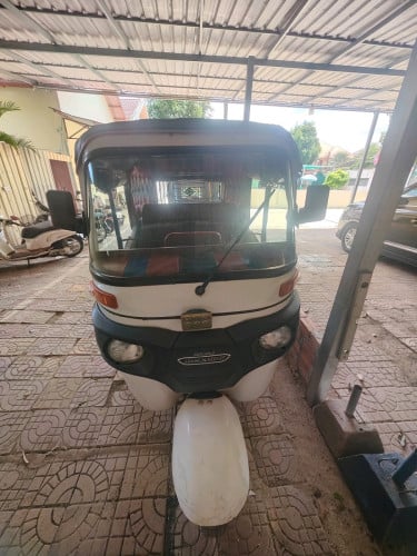 Bajaj Re Maxima z