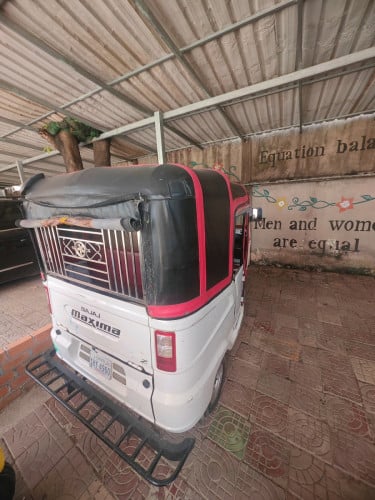 Bajaj Re Maxima z