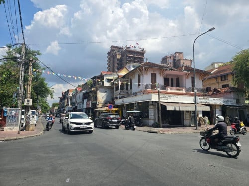 Corner French Style Villa For Rent in Doun Penh