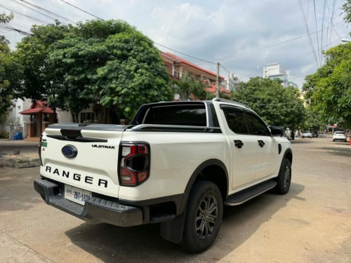 Ford Ranger Wildtrak 023 ហ្សុីនមួយជុំគីឡូតិច