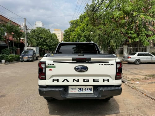 Ford Ranger Wildtrak 023 ហ្សុីនមួយជុំគីឡូតិច