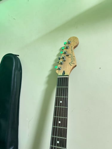 Guitar electric លក់វិញ 75$ ចរចារ ទិញមកអត់មានពេល