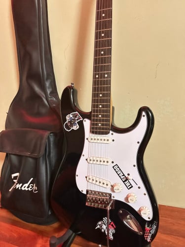 Guitar electric លក់វិញ 75$ ចរចារ ទិញមកអត់មានពេល
