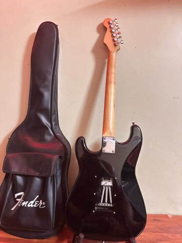 Guitar electric លក់វិញ 75$ ចរចារ ទិញមកអត់មានពេល