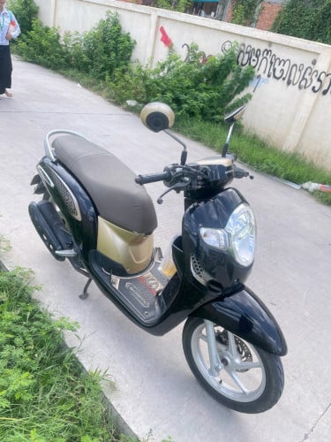 HondaScoopy2018មានពន្ធម្ចាស់ដេីម1300$ទីតាំងភ្នំពេញ 371 ជុី ប ម៉ុង 088 8982 915