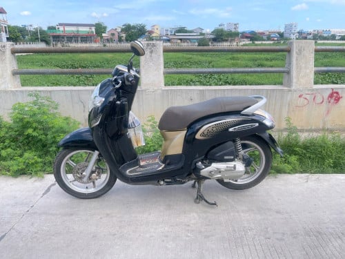 HondaScoopy2018មានពន្ធម្ចាស់ដេីម1300$ទីតាំងភ្នំពេញ 371 ជុី ប ម៉ុង 088 8982 915