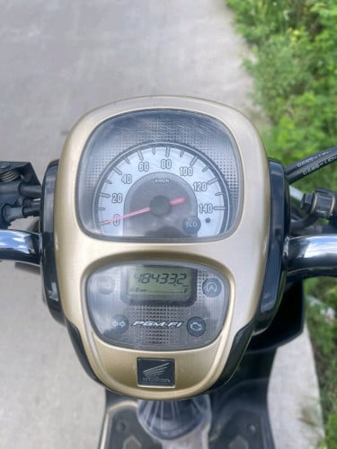 HondaScoopy2018មានពន្ធម្ចាស់ដេីម1300$ទីតាំងភ្នំពេញ 371 ជុី ប ម៉ុង 088 8982 915
