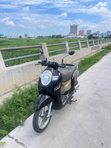 HondaScoopy2018មានពន្ធម្ចាស់ដេីម1300$ទីតាំងភ្នំពេញ 371 ជុី ប ម៉ុង 088 8982 915