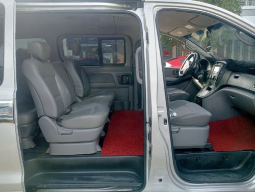 HYUNDAI Starex 2009 For Rent /出租