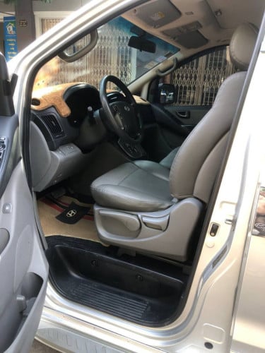 HYUNDAI Starex 2010 For Rent /出租