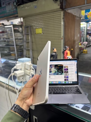 iPad mIni6 64G Sim WiFi សានុំស្រុីន កោងតួរតិច