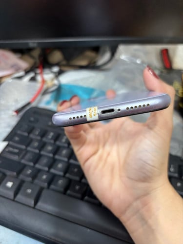 iPhone 11 អេក្រថ្មី អត់ស្គេ គ្រន់តែចុចបេតុpower អត់ទៅ តែប្រើបានធម្មតា