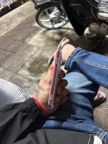 iPhone SE red product សាណុំណែន