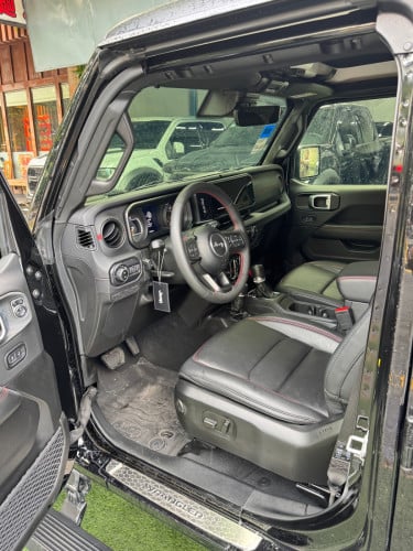 Jeep Wrangler Rubicon 2024 ប្រើបាន17000km ឡានក្រុមហ៊ុន